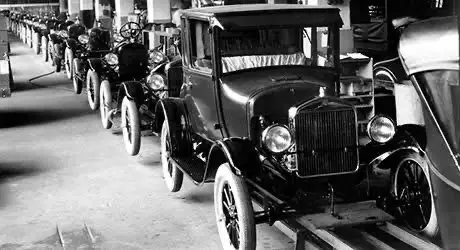 Ford Model T’nin siyah-beyaz üretim bandı